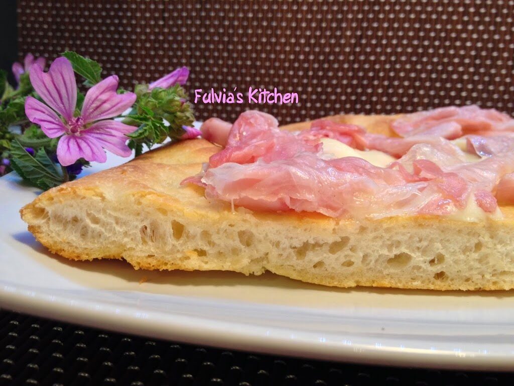 Focaccia con pasta madre alla pancetta e scamorza affumicata