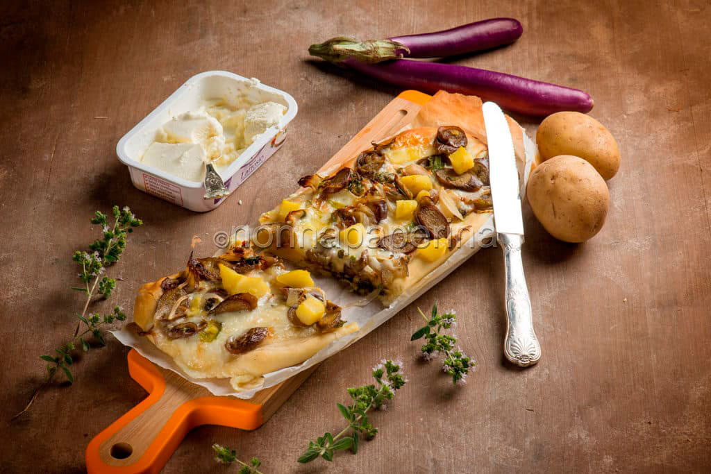 Focaccia con patate, melanzane e formaggio cremoso semplicità a tavola!