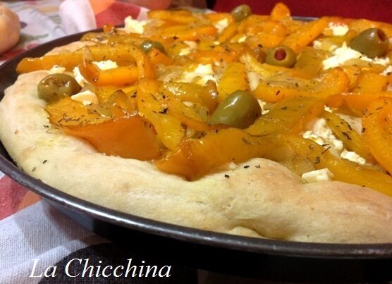 Focaccia con peperone, philadelphia e olive