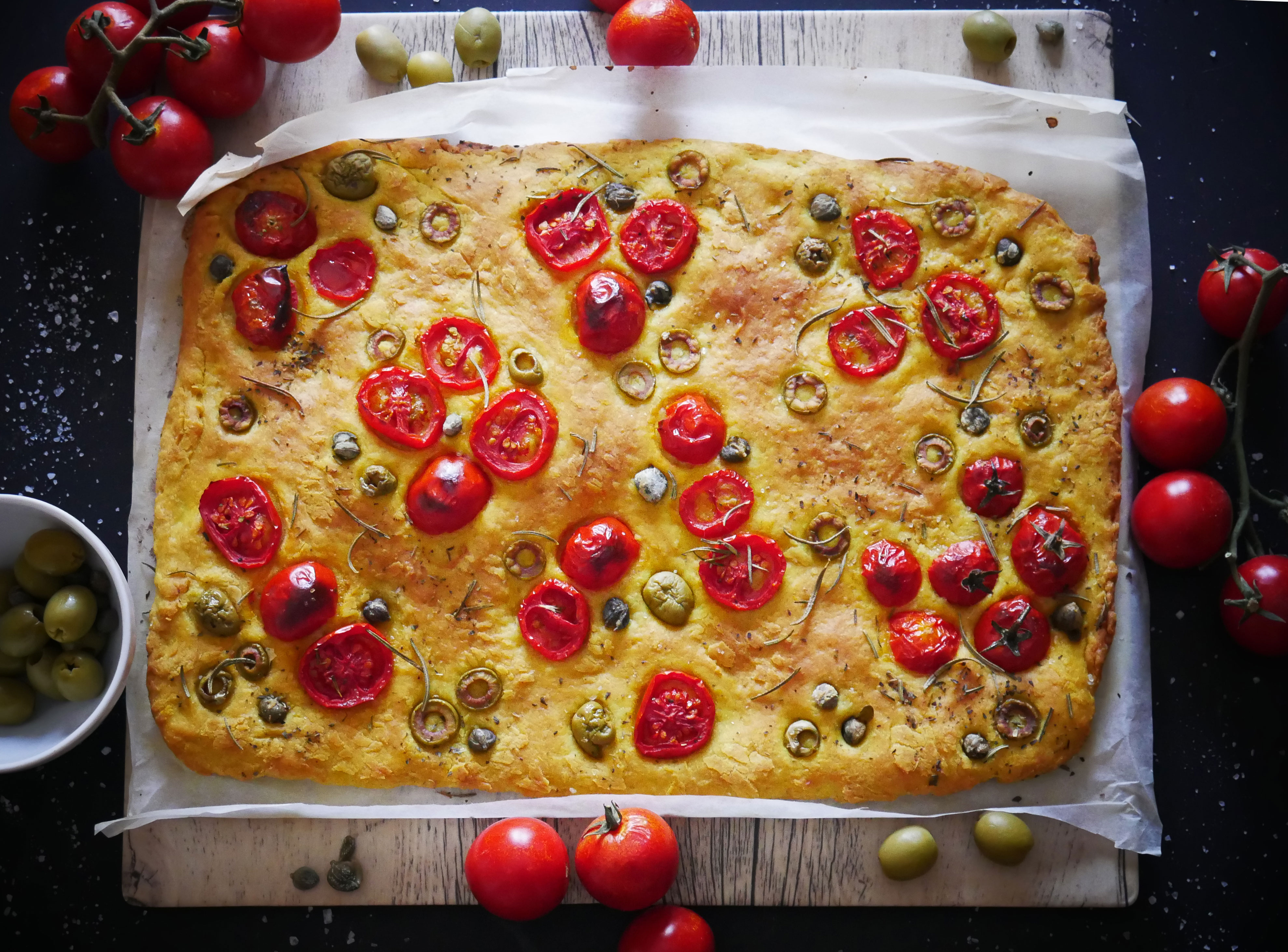 Focaccia con pomodori, capperi, olive verdi e origano