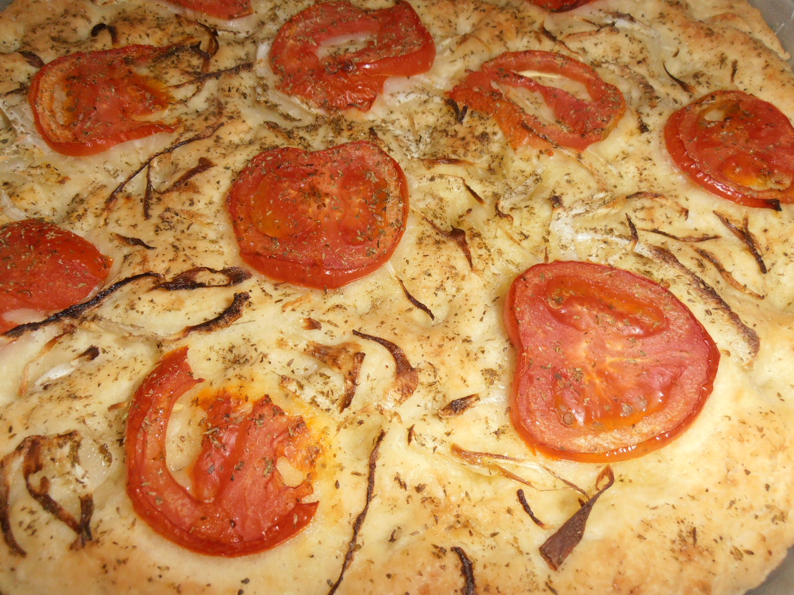 Focaccia con pomodori e cipolle