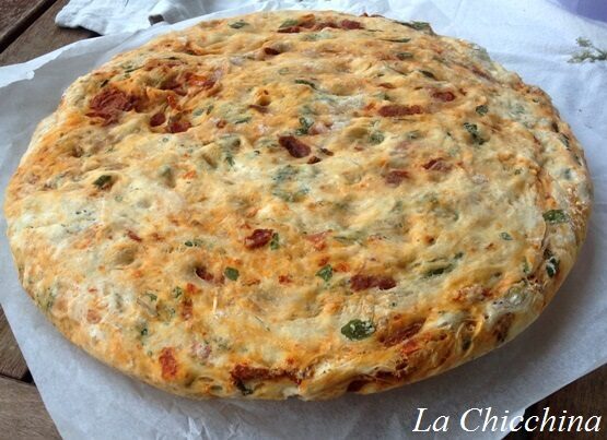 Focaccia con pomodori secchi e rucola