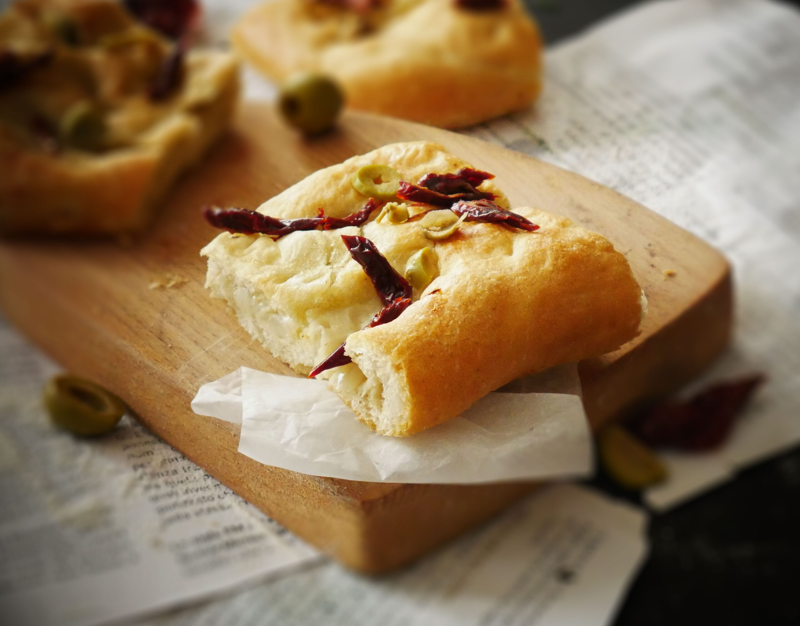 Focaccia con pomodori secchi, olive verdi e capperi