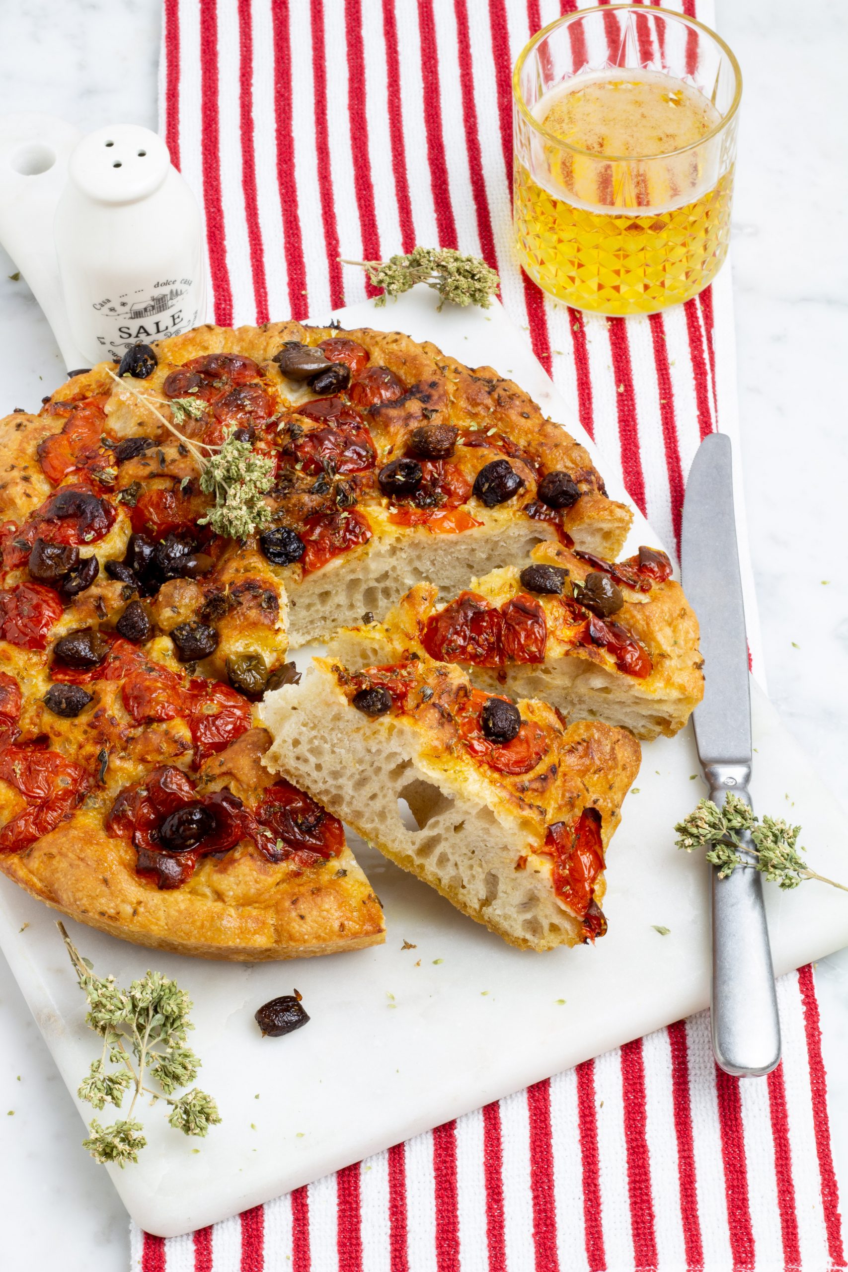 Focaccia con pomodorini e olive