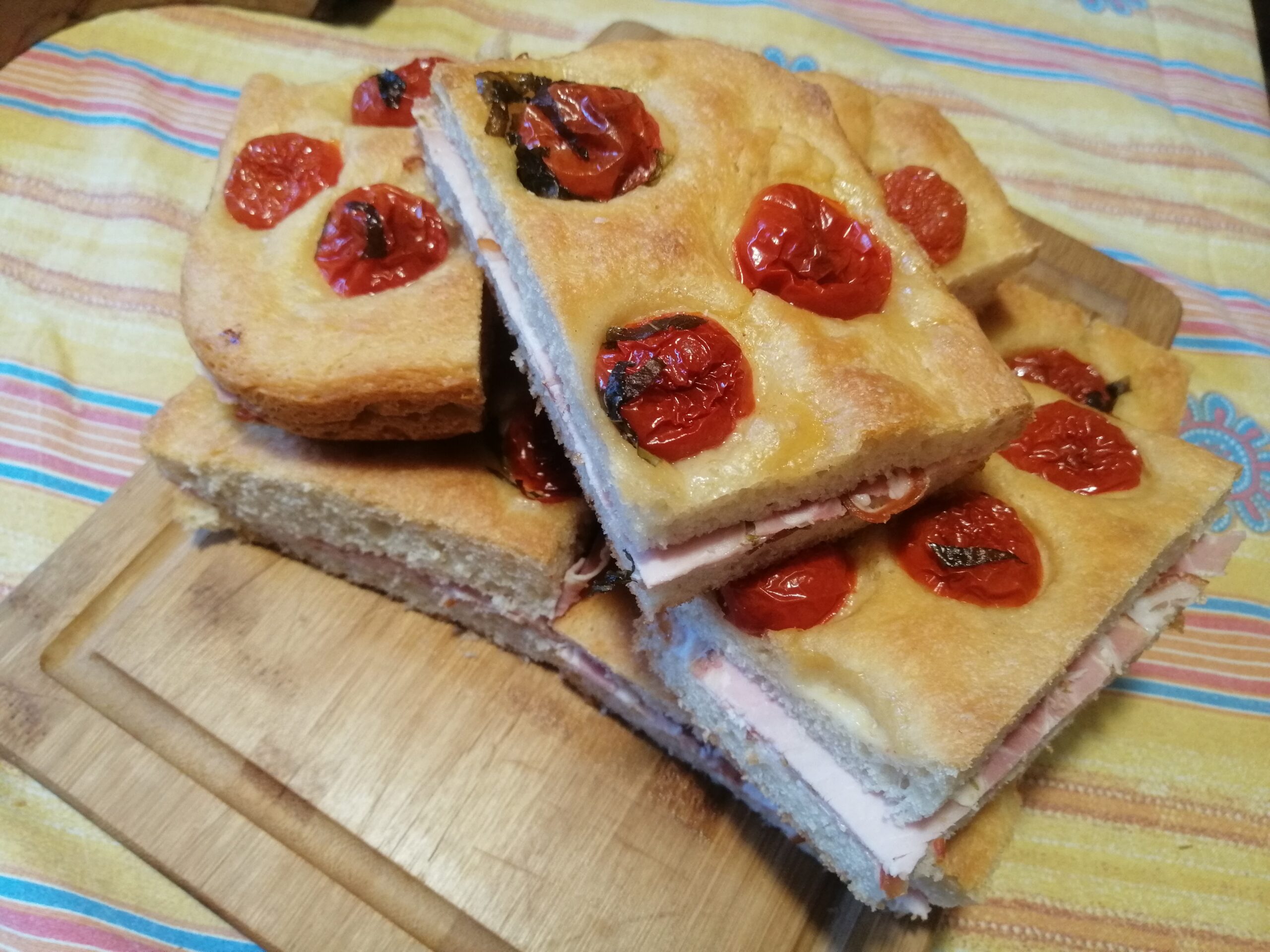 Focaccia con pomodorini farcita con porchetta