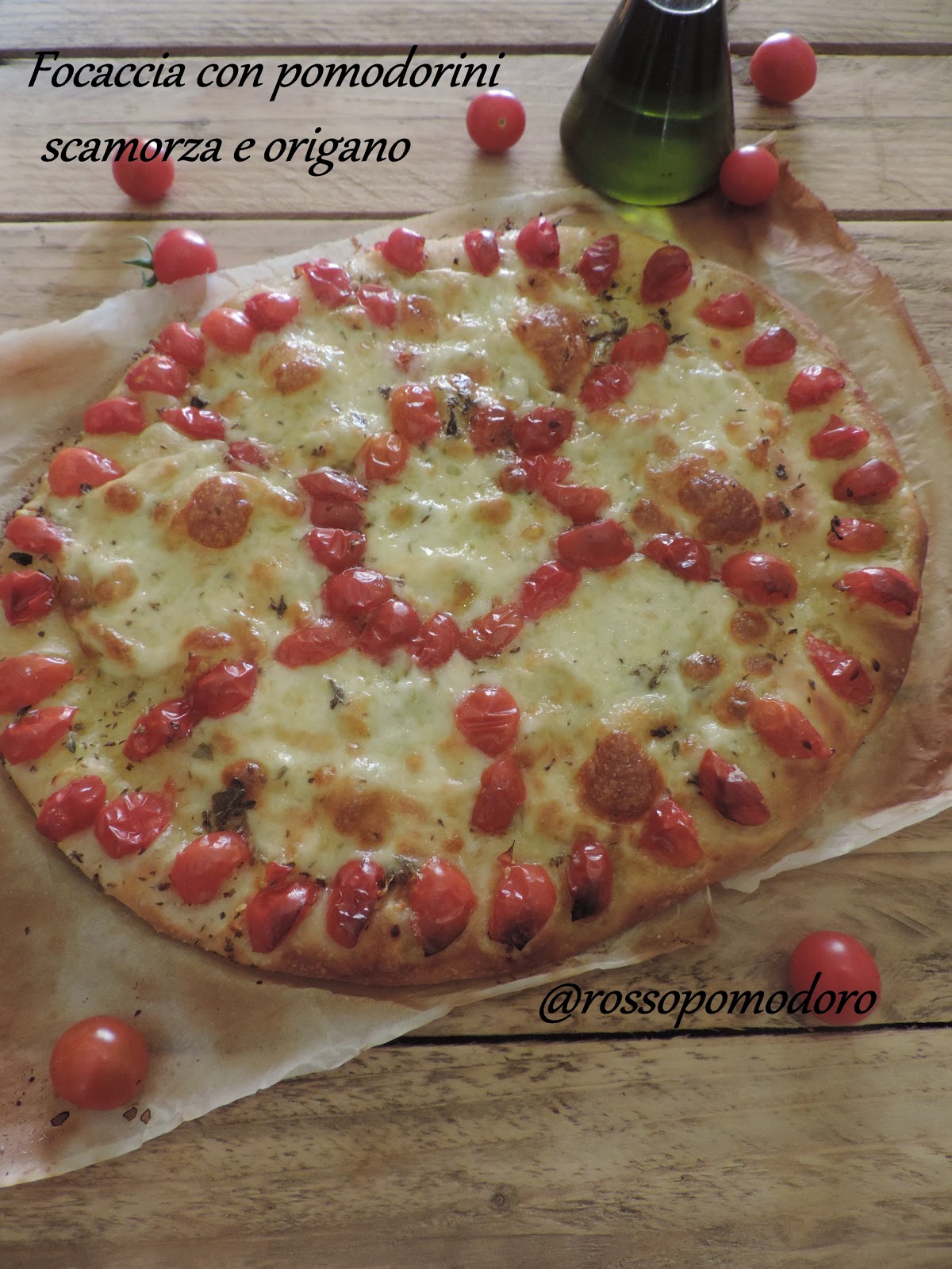 Focaccia con pomodorini scamorza e origano