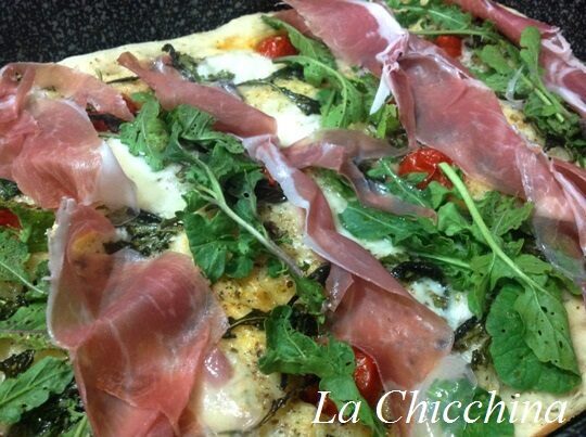 Focaccia con prosciutto crudo e rucola