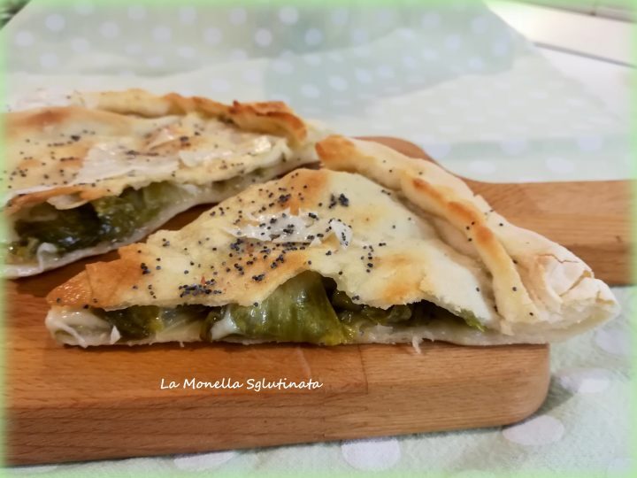 Focaccia con scarola,acciughe, capperi e provola