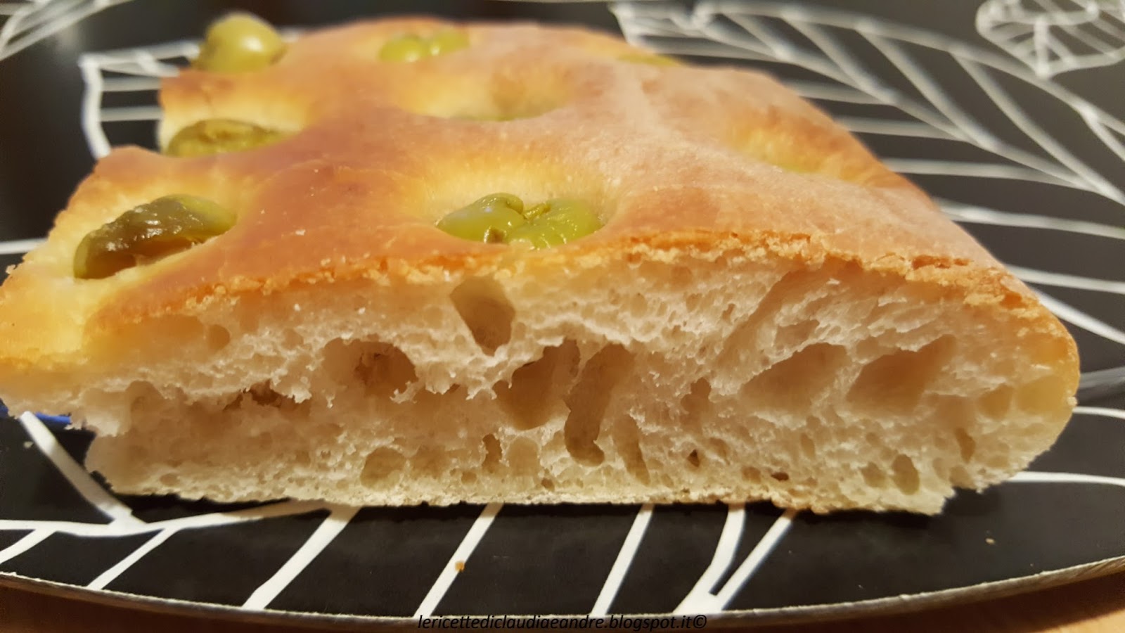 Focaccia con semola rimacinata, olive verdi e lievito madre