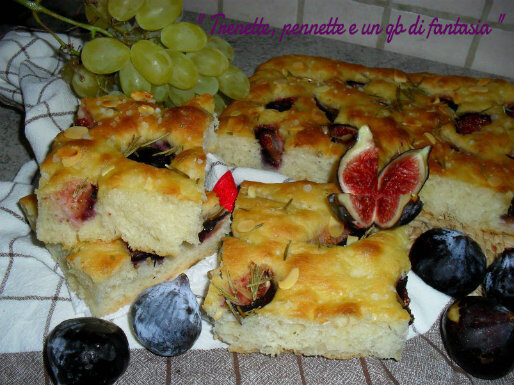 Focaccia con settembrini e mandorle