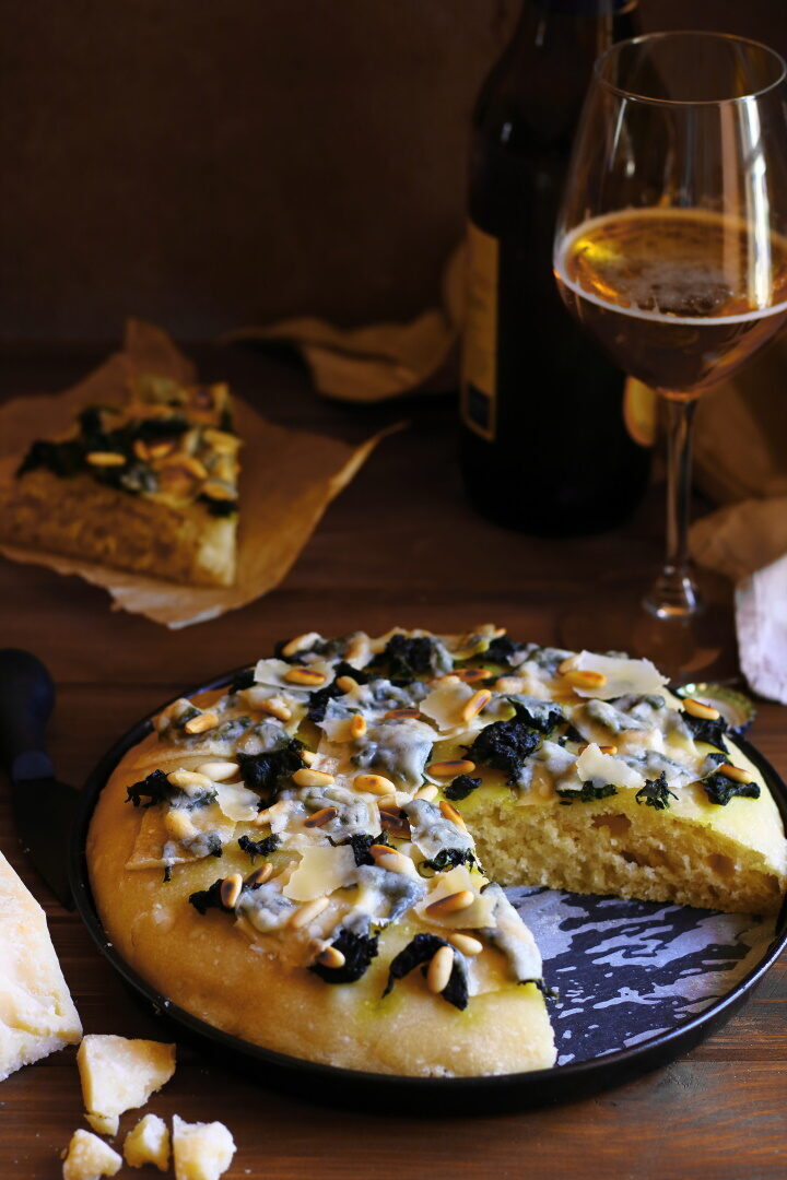 Focaccia con spinaci grana e pinoli tostati (con esubero)