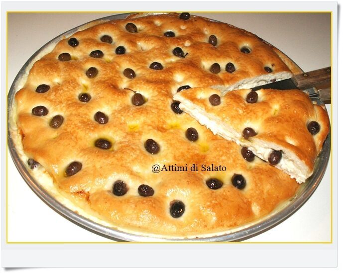 FOCACCIA CON STRACCHINO E OLIVE