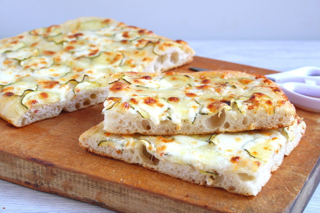 Focaccia con stracchino e zucchine