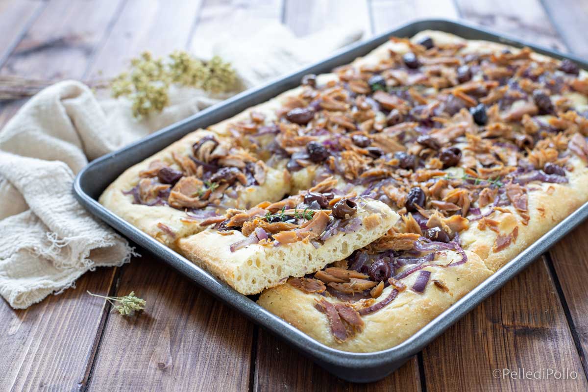 Focaccia con tonno, cipolla e olive