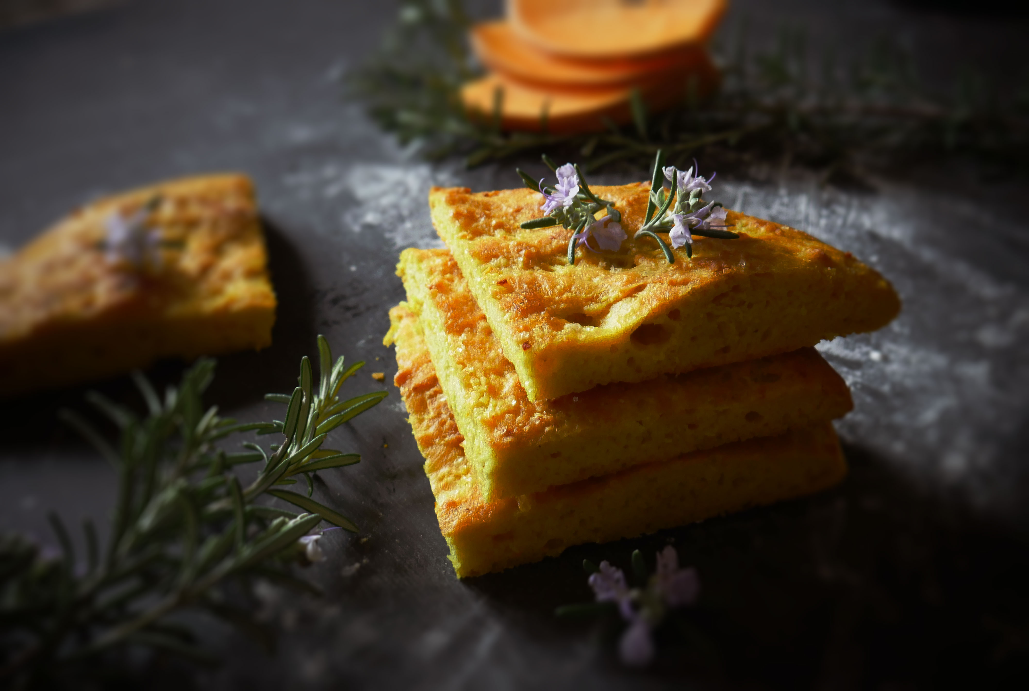 Focaccia con zucca e curcuma profumata al rosmarino