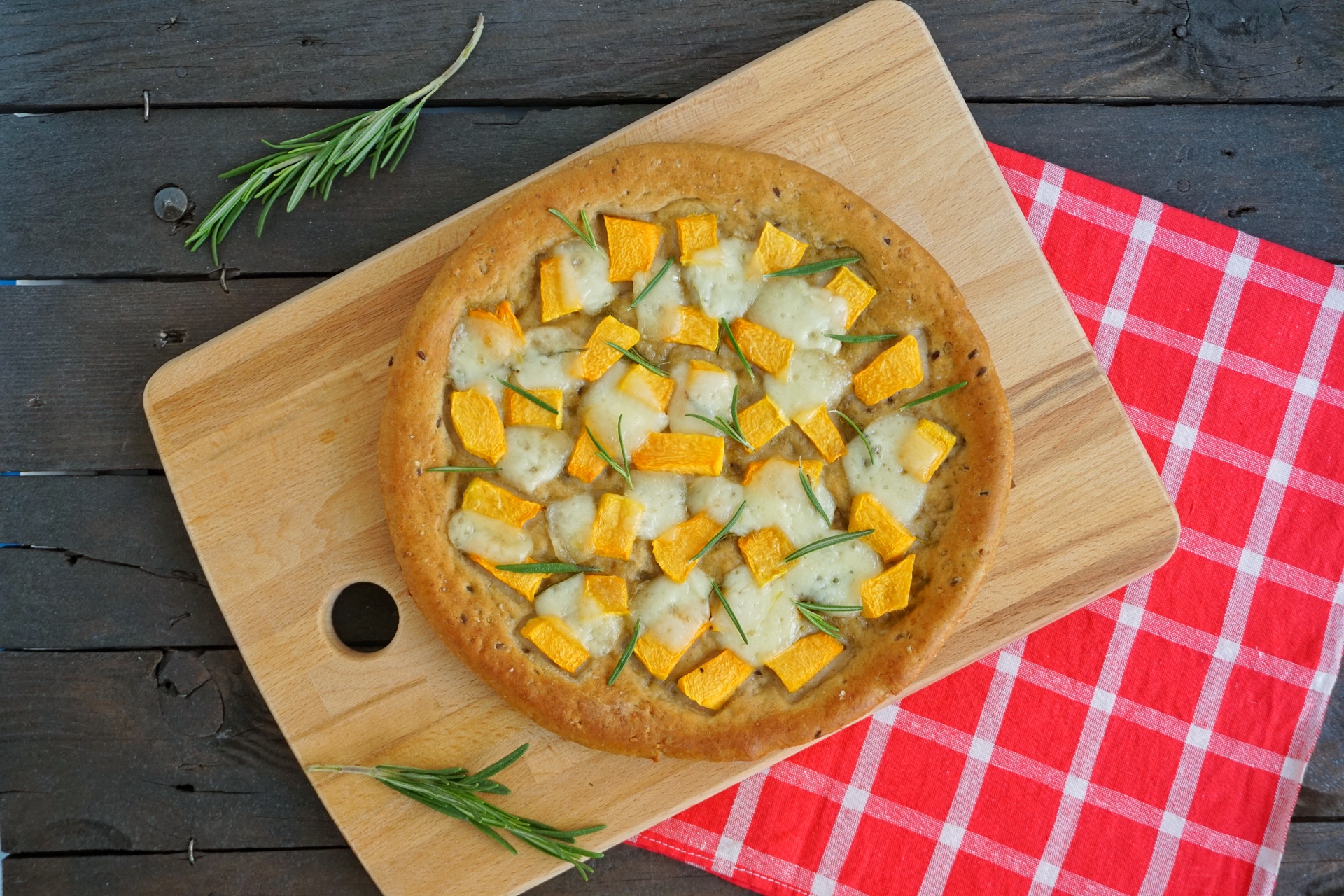 Focaccia con zucca, rosmarino e asiago