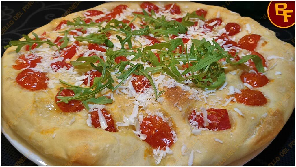 Focaccia crudaiola pomodorini e rucola