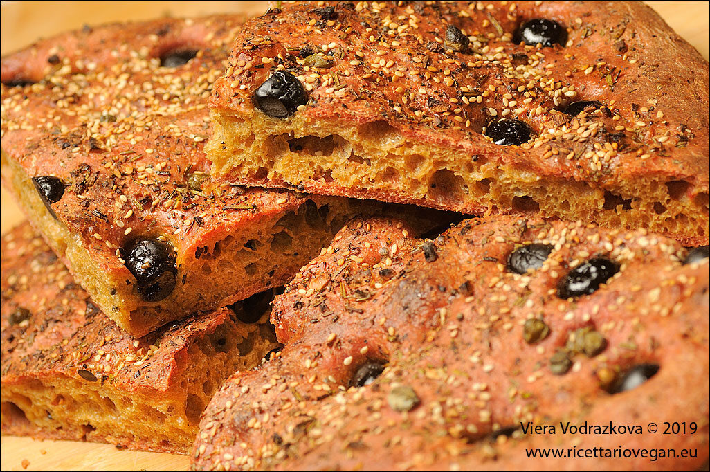 Focaccia di barbabietola rossa e farro integrale