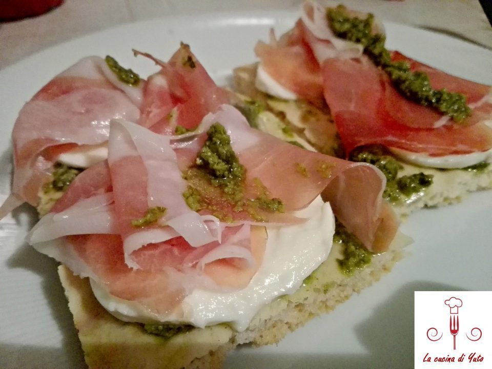 Focaccia di farro con crudo, mozzarella e pesto