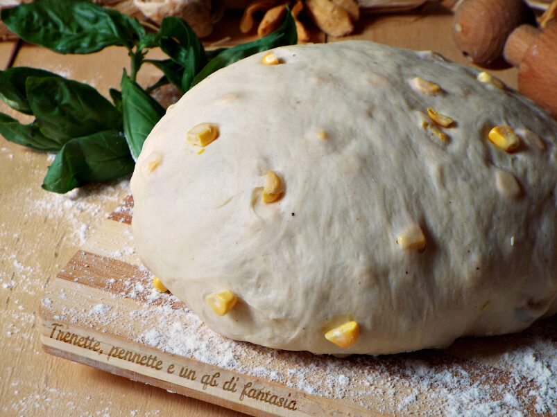 Focaccia di farro con mais e basilico