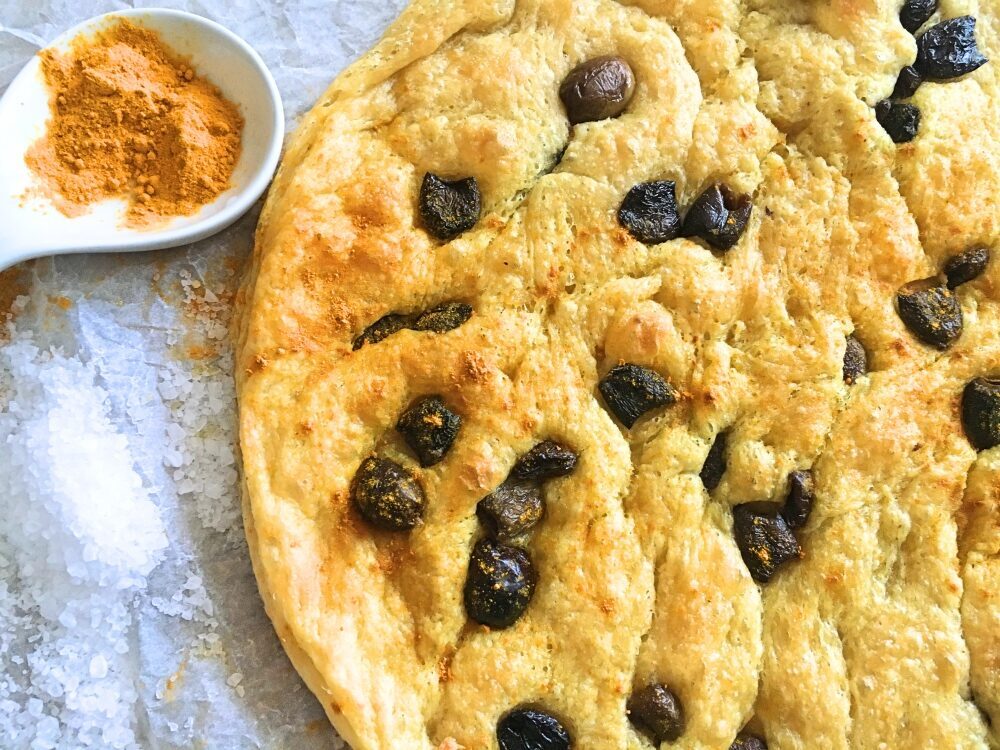 Focaccia di milano con taggiasche e curcuma