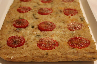 Focaccia di pane raffermo con formaggio, olive e pomodorini