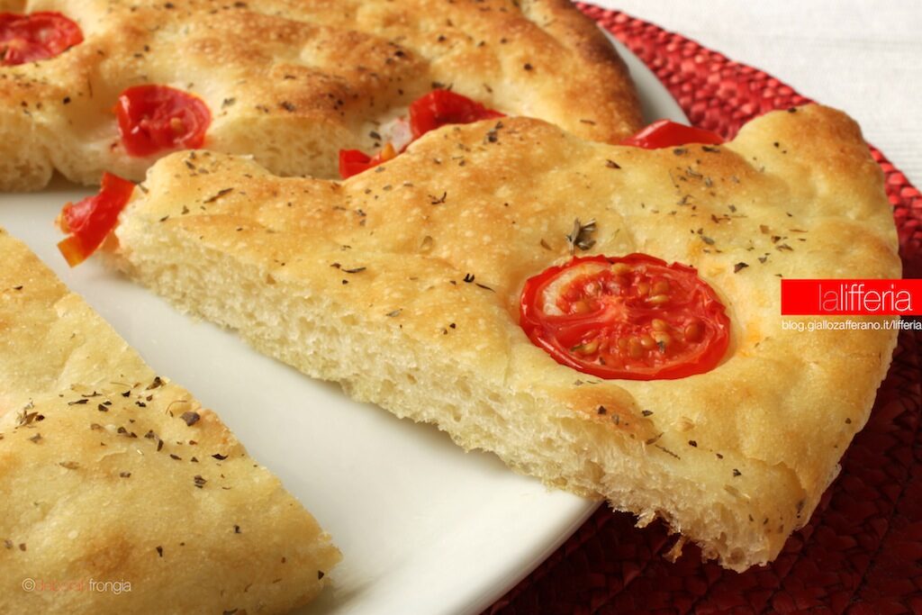 Focaccia di patate con pomodorini