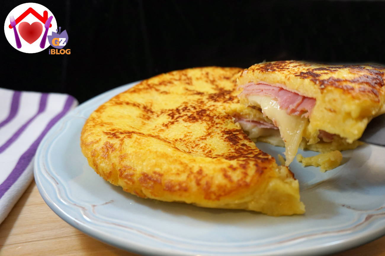 Focaccia di patate in padella con prosciutto cotto e caciocavallo
