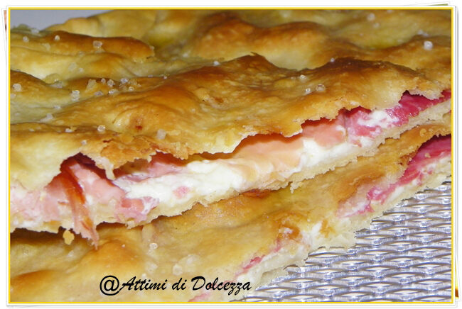 Focaccia di recco con prosciutto