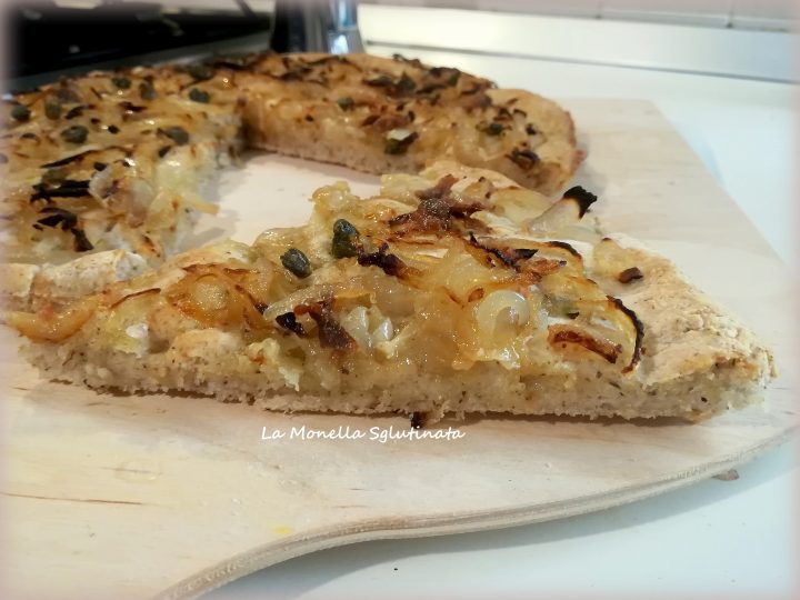 Focaccia di saraceno con cipolle capperi e acciughe