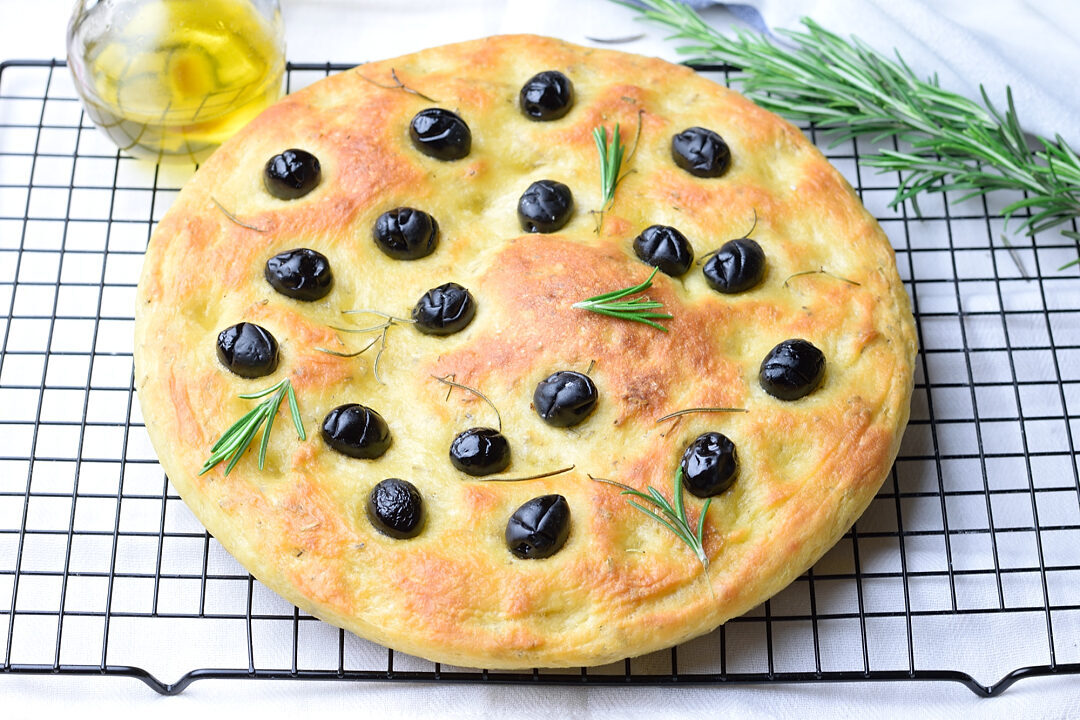Focaccia di semola al rosmarino e olive
