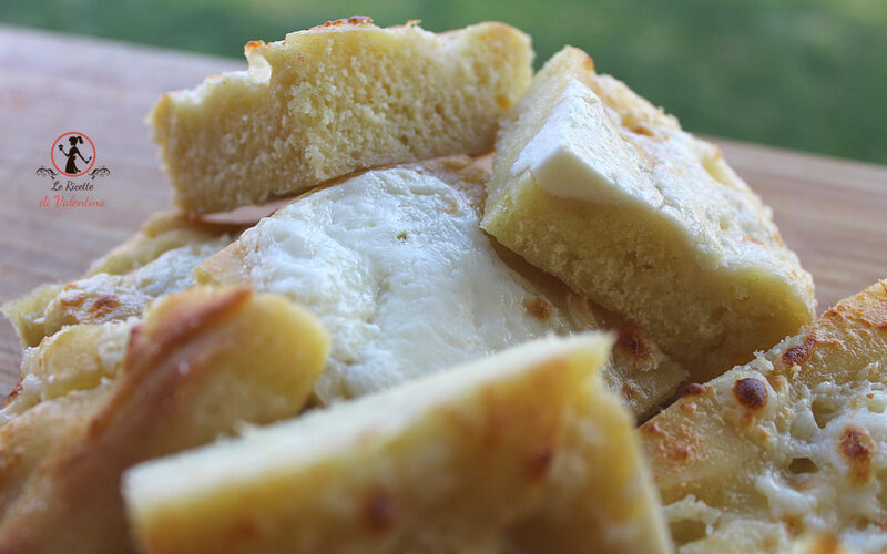 Focaccia di semola di grano duro rimacinata allo stracchino
