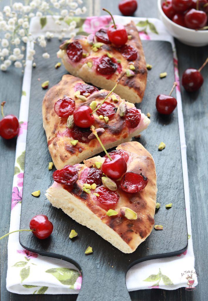 Focaccia dolce alle ciliege e pistacchi