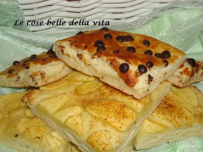 Focaccia dolce alle mele e gocce di cioccolato