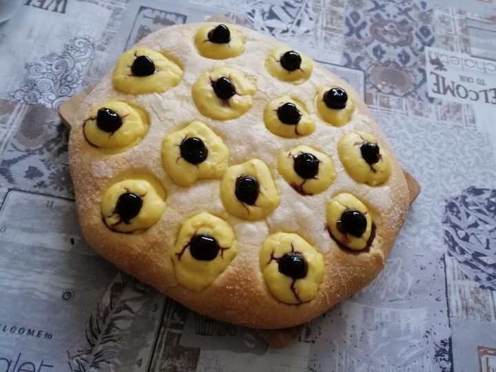 Focaccia dolce con crema pasticcera