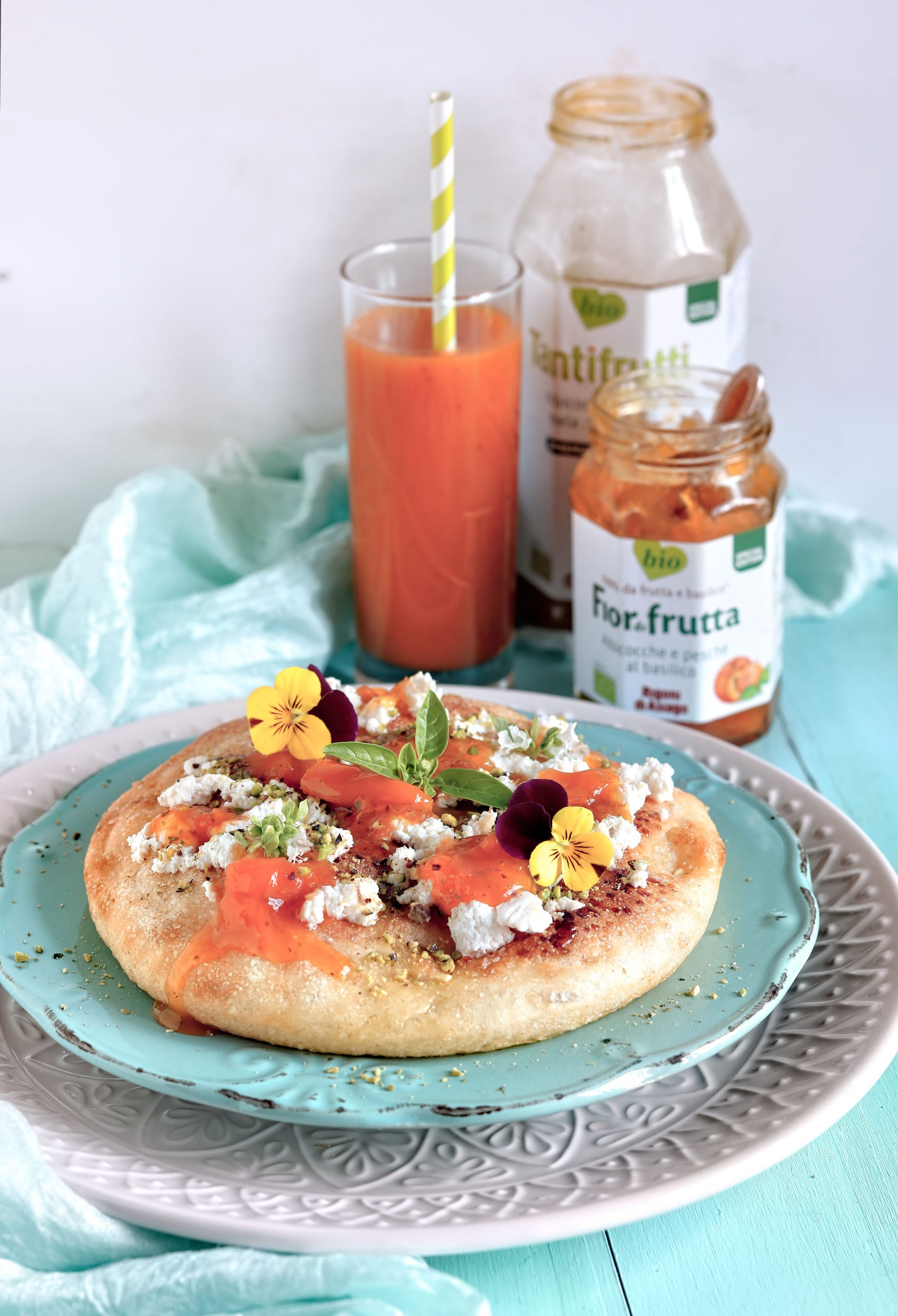 Focaccia dolce con ricotta di bufala e confettura di albicocche e pesche al basilico