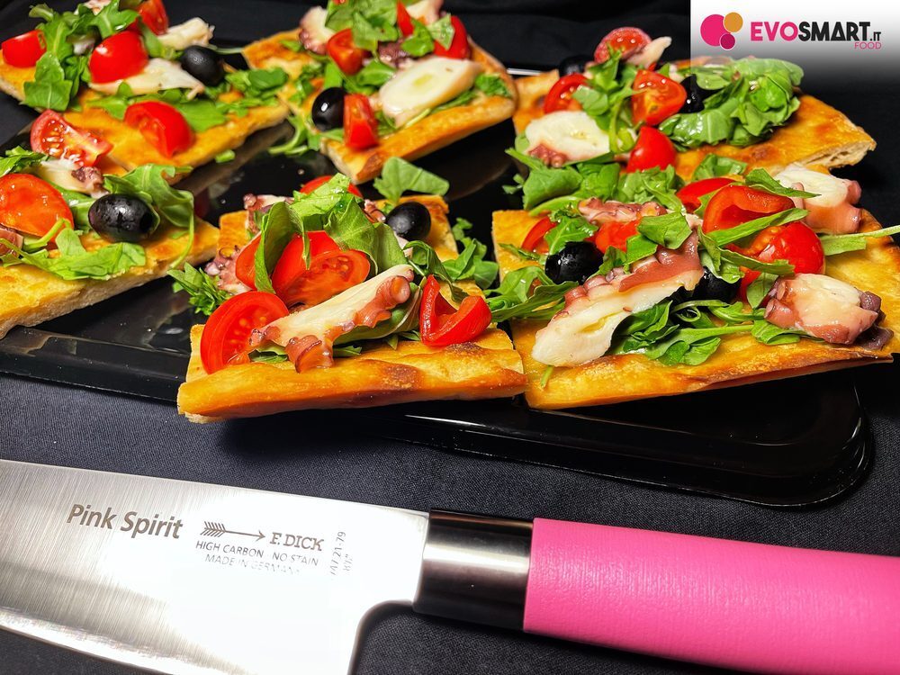 Focaccia estiva con polpo, rucola, pomodorini e olive