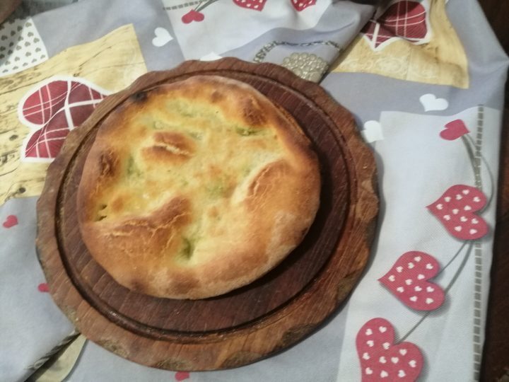 Focaccia farcita al pesto di rucola e scuacquerone