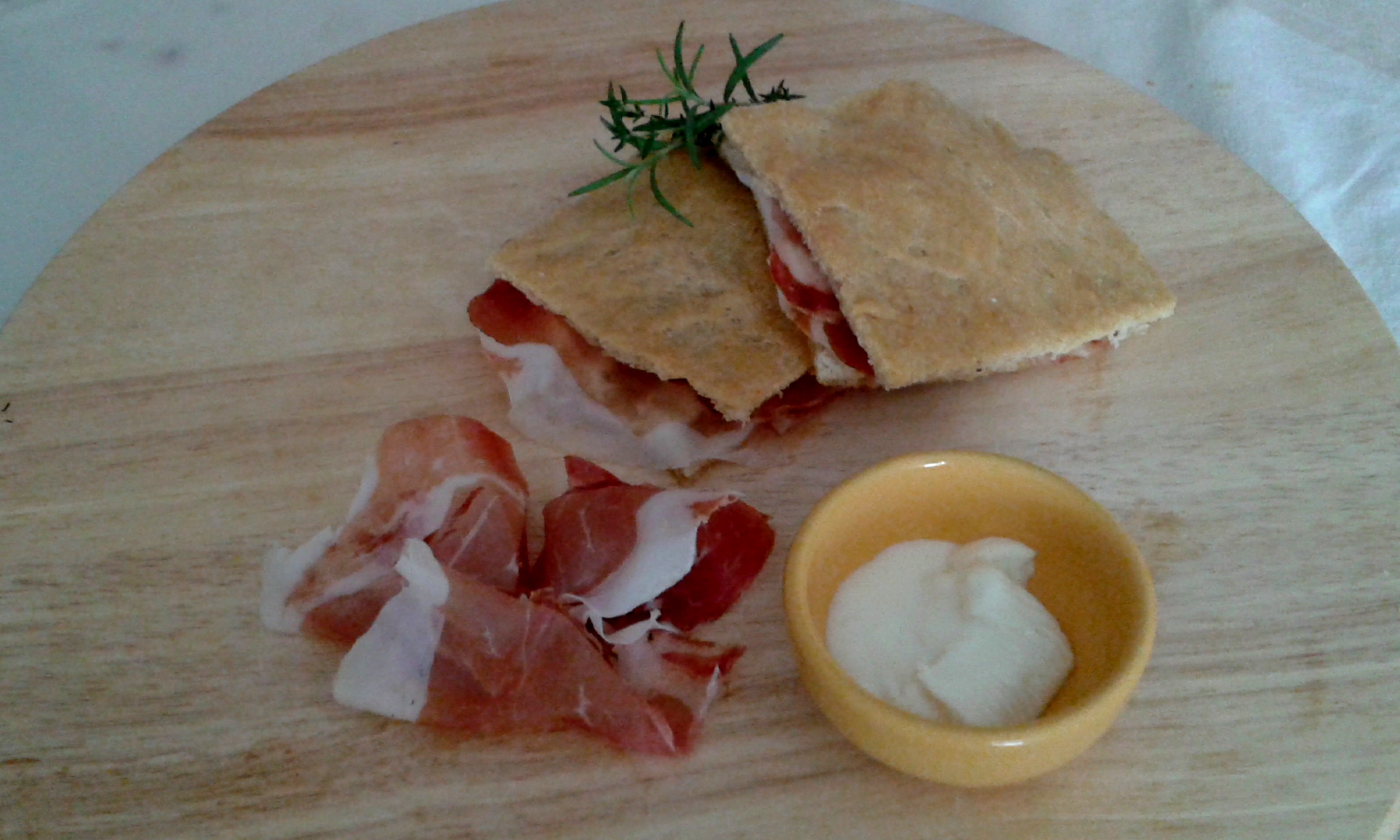 Focaccia farcita con fiocchetto e stracchino
