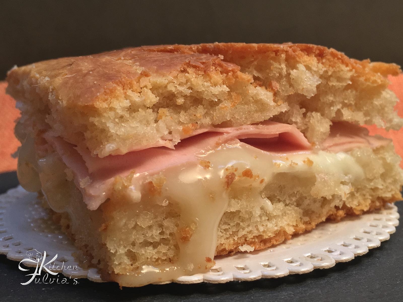 Focaccia farcita con mortadella e mozzarella