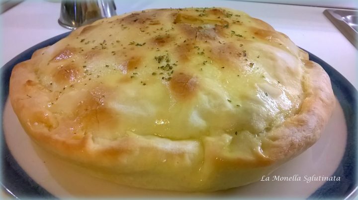 Focaccia farcita con salsiccia, burrata e funghi