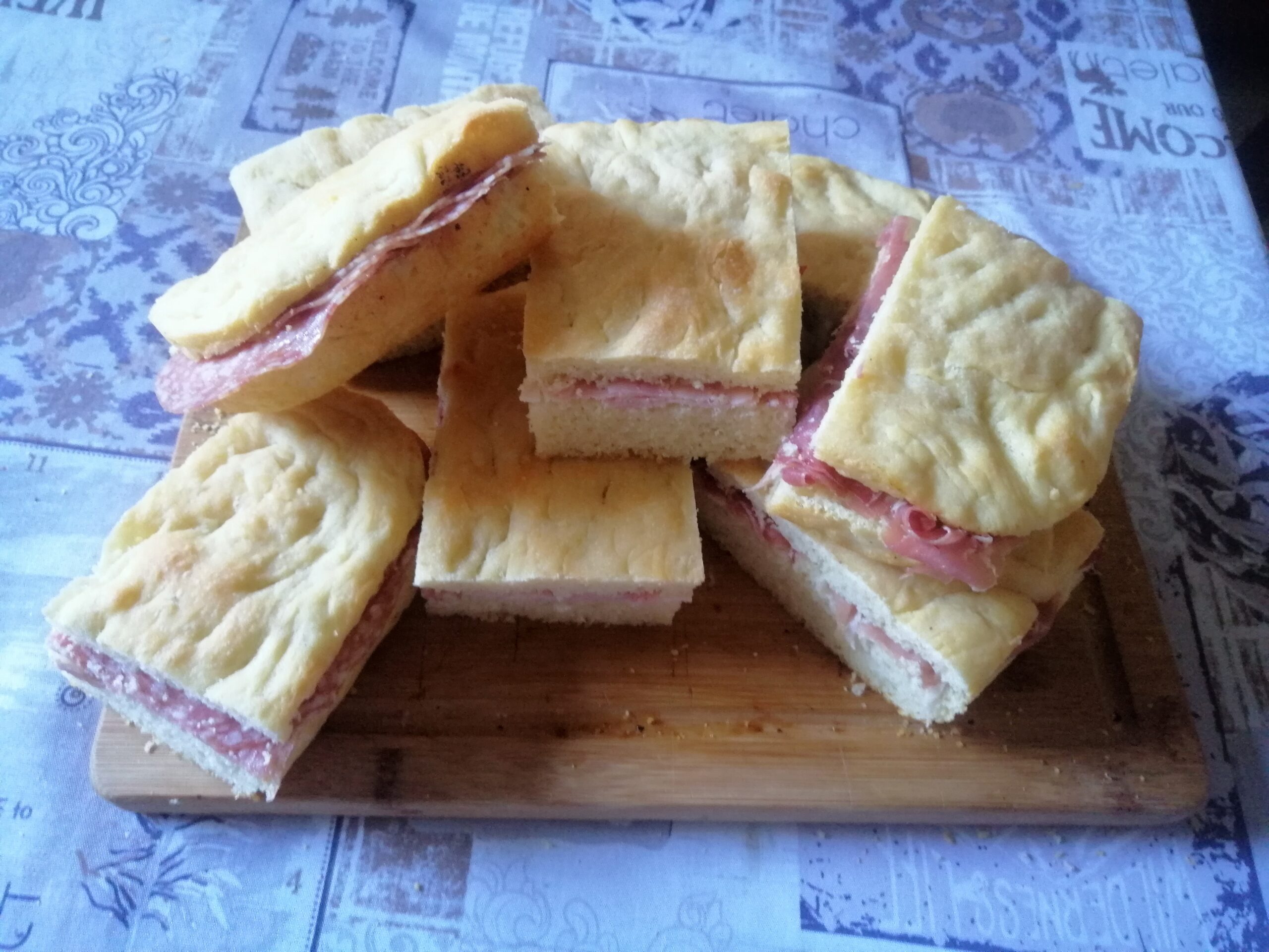 Focaccia farcita con salumi misti