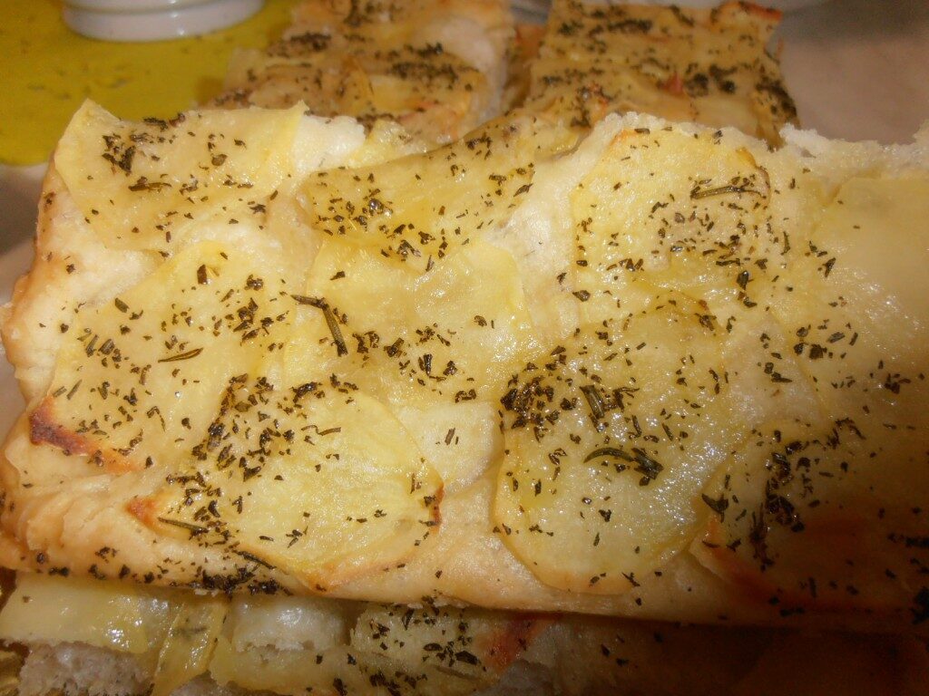 Focaccia genovese con patate e rosmarino