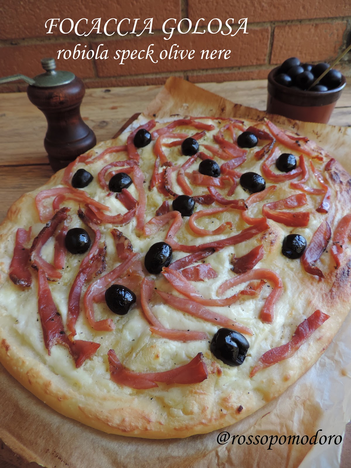 Focaccia golosa robiola speck olive nere