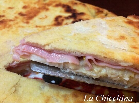 Focaccia in padella carciofini e mortadella