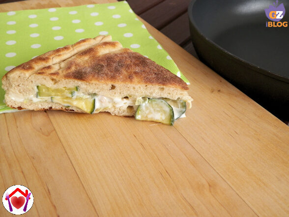 Focaccia in padella con aglio porro, asparagi e zucchine