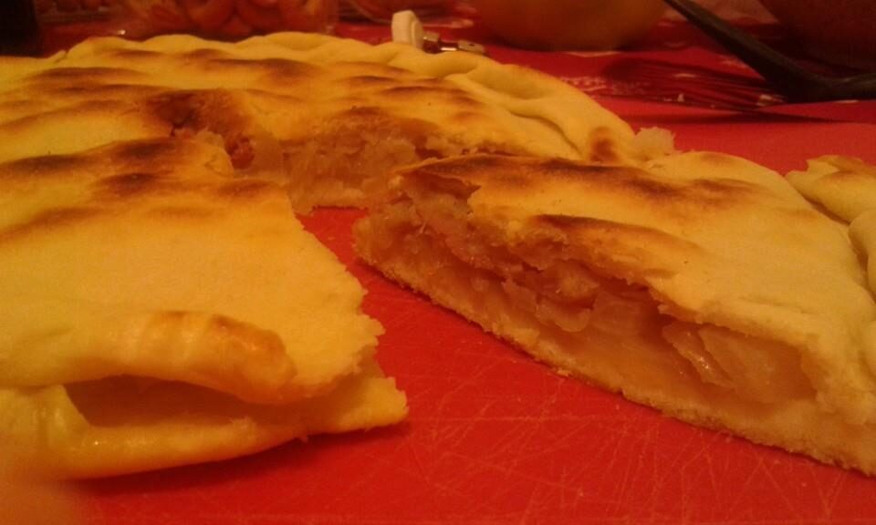 Focaccia in padella con cavolo cappuccio, speck e scamorza