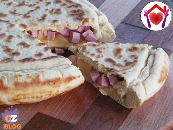 Focaccia in padella con formaggio e prosciutto cotto