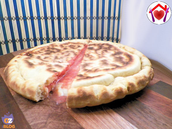 Focaccia in padella con pomodoro e mozzarella