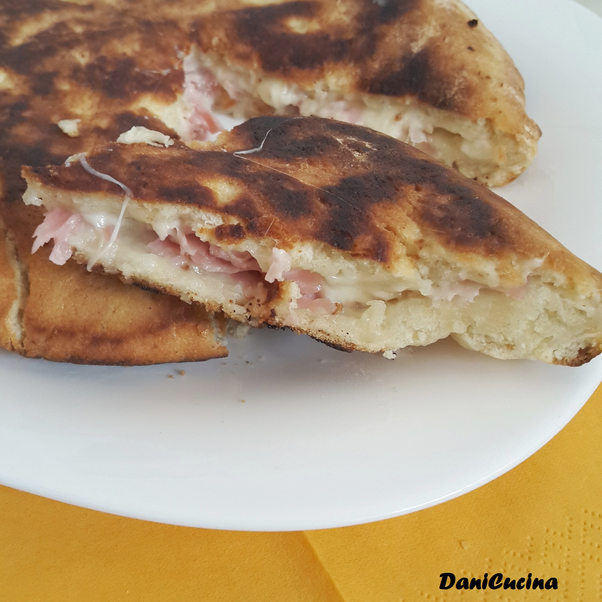 Focaccia in padella farcita – ricetta veloce